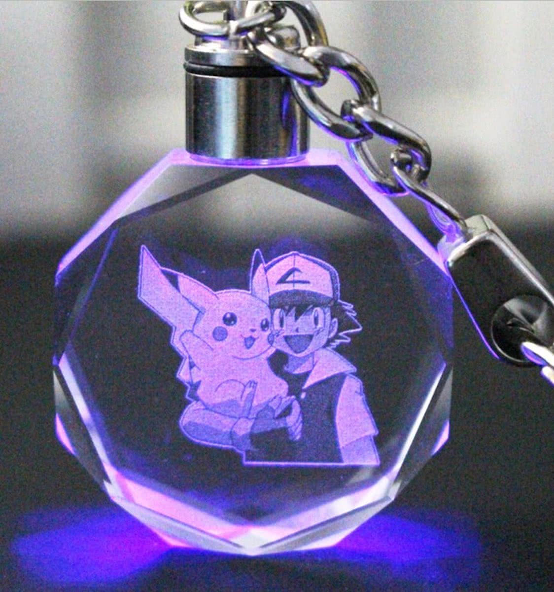 Pokemon LED Sleutelhanger | Sleutelhanger uit Edelstaal en Hard Glas met gegraveerde Pikachu & Ash Ketchum figuur.